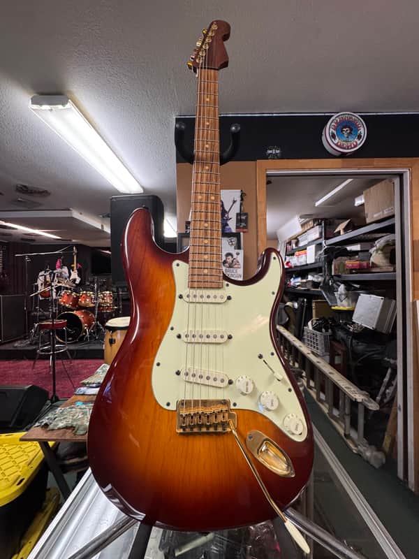 Custom Strat copy 2000’s - Cherry sunburst image 1