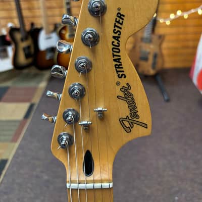Fender Deluxe Players Stratocaster 2017 with Maple Fretboard Sapphire Blue Transparent image 4