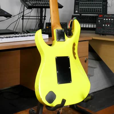 Ibanez JEM777DY Desert Yellow – 1988 First Generation Steve Vai Signature – Disappearing Pyramid Inlays – Original Pink Logo Ibanez Case image 11