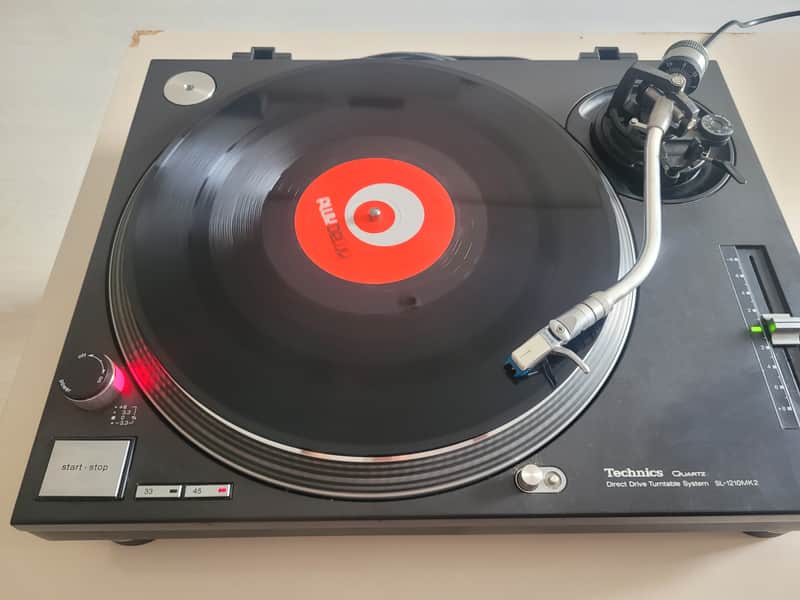 Technics SL-1210 MK2 + Shure White Label + Original Box & Manual image 1