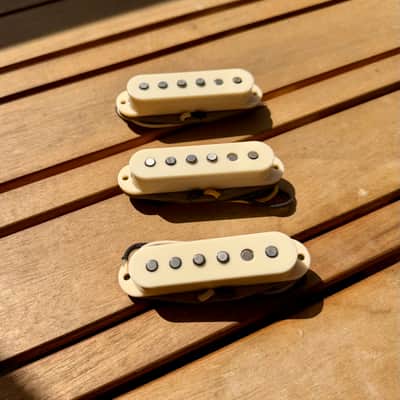 Proper Pickups '64 Closetcaster Handwound Stratocaster Pickup Set w/ Treble Bleed & PIO Capacitor—Vintage White image 2