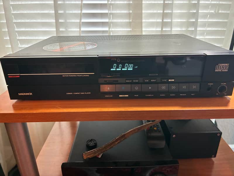 Magnavox CDB650 CD player with famous TDA1541 DAC. See Video!!!