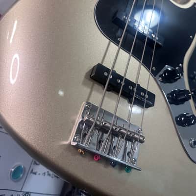 Sire Marcus Miller VR 4 stringChampagne Gold W/MONO Stealth case image 3