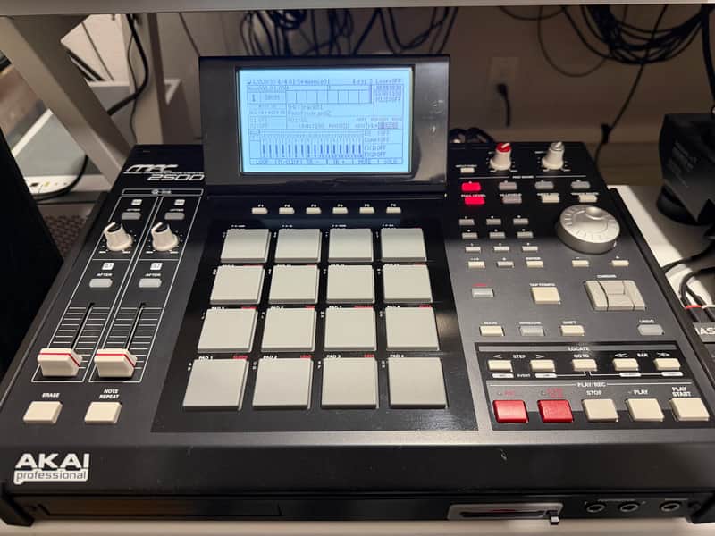 Akai MPC2500 with XL LCD Screen and paid JJOS image 1