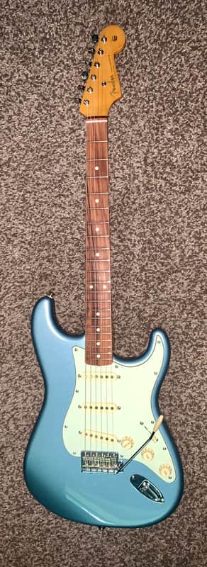 2020 Fender Vintera '60s Stratocaster   with Pau Ferro   Fretboard electric guitar Ice Blue Metallic