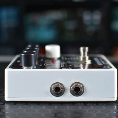 Electro-Harmonix String9 String Ensemble 2022 - Present - White / Brown Graphic image 3