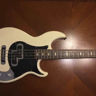 Yamaha BB424X-VW 4-String Bass Vintage White w/ Rosewood Fretboard