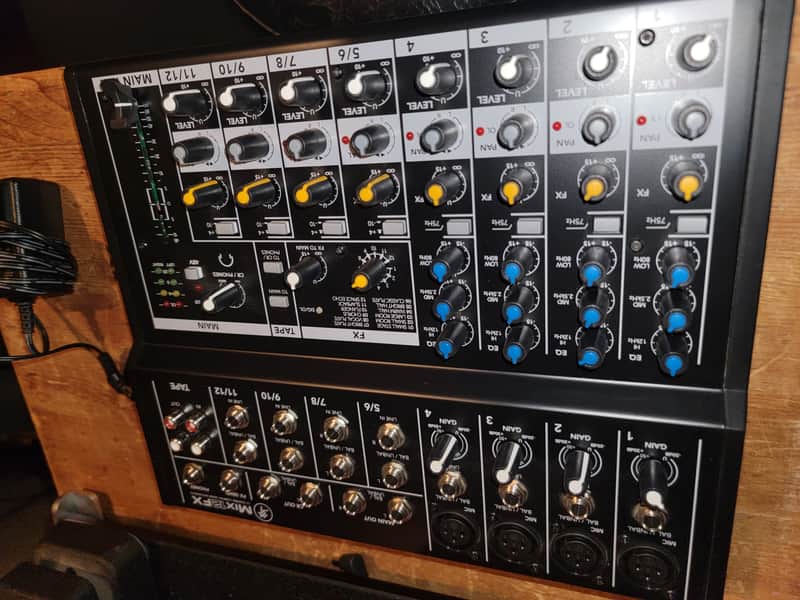 Mackie Mix12FX 12-Channel Compact Mixer with Effects 2015 - Present - Black image 1