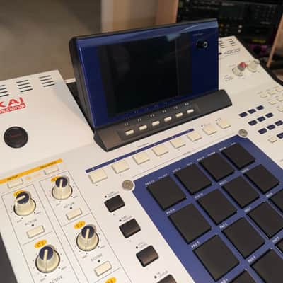 Akai MPC4000 Music Production Center - White image 15