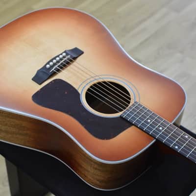 Guild USA D-40 Dreadnought Pacific Sunburst All Solid Acoustic Guitar & Hard Case image 3