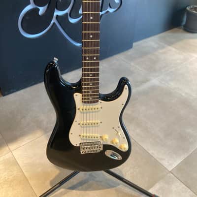 Squier Bullet Stratocaster with Tremolo and Rosewood Fretboard 2010 - 2018 - Black image 4