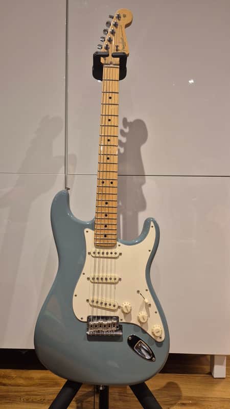 Fender American Professional Stratocaster with Maple Fretboard 2017 - 2019 - Sonic Grey image 1