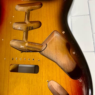 Allparts Stratocaster Body 4.0lbs 3 color sunburst image 10