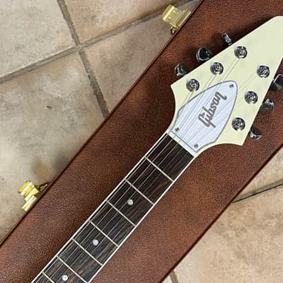 2024 Gibson USA '70s Flying V Electric Guitar Classic White image 5