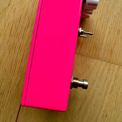 Broughton Audio Maestro Bass Fuzz – Hot Pink Sparkle – MINT image 3