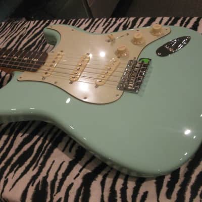 Fender Special Edition '60s Stratocaster Electric Guitar w/Matching Headcap Surf Green image 3