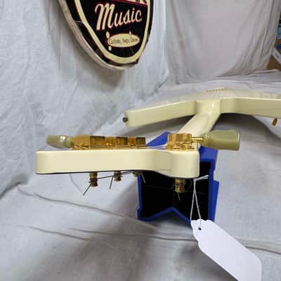 Gibson DSRVCWGH1 Limited Edition Reverse Flying V Guitar with Case 2007 - Alpine White image 25