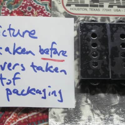 new + packaging (covers have some manufacturing imperfections) Allparts PC 0951-023 Black Pickup Cover Set (two individua covers) for Precision Bass / for P Bass - black, plastic, PC-0951-023 (never used, packaging opened to examine condition of covers) image 4