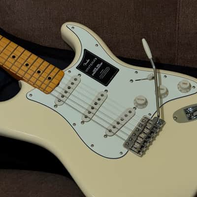Fender Vintera III Late '60s Stratocaster with Fender Deluxe Gig Bag and Case Candy - 2025 Model in Olympic White image 3