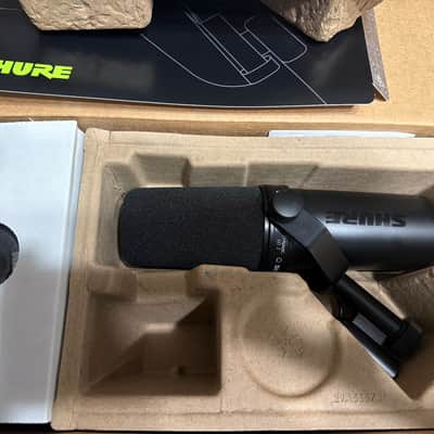 Shure SM7dB Cardioid Dynamic Microphone with Stand image 3