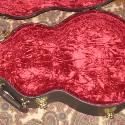 new open box very near A+ genuine Taylor Grand Auditorium Deluxe Brown Hardshell Case (5201-55) textured dark brown vinyl over 3-ply wooden structure, Foam padding covered w/ red plush crushed velvet lining, brass plated latches, padded handle image 10