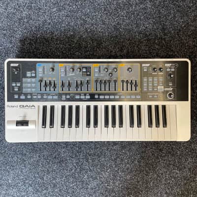 Roland SH-01 GAIA Synthesizer w/PSU