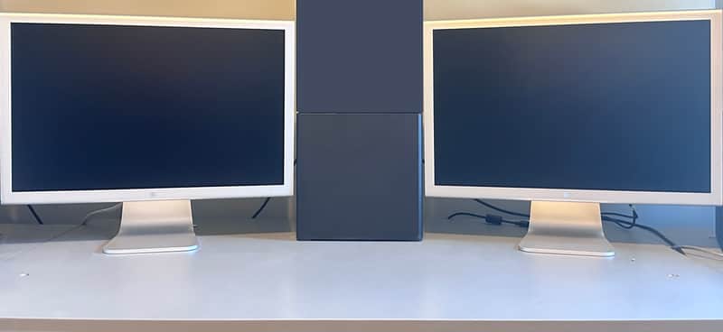 LIO-8 with Mac Pro and 2 Apple Cinema Displays image 1
