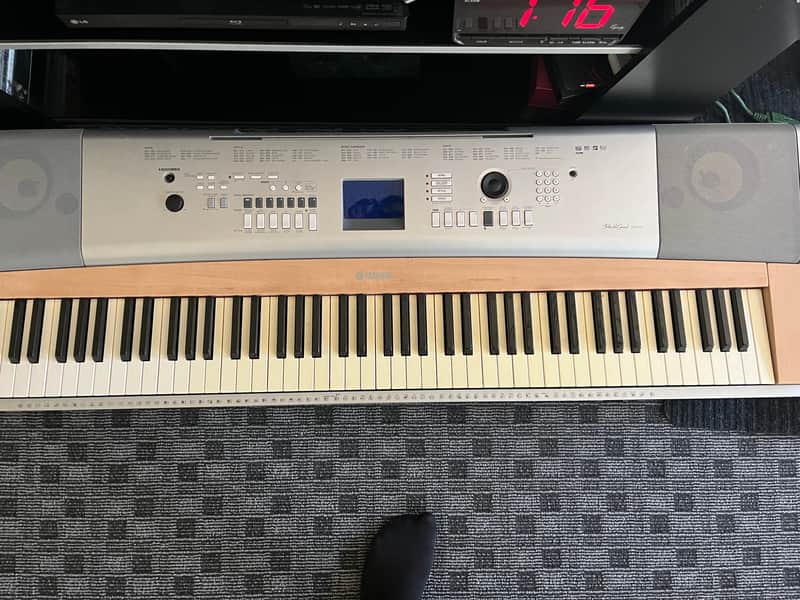 Yamaha DGX-620 88-Key Portable Grand Piano 2006 Silver image 1