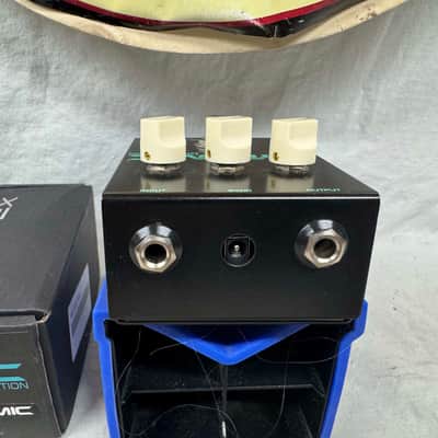Vertex Effects Dynamic Distortion Pedal with Box image 6