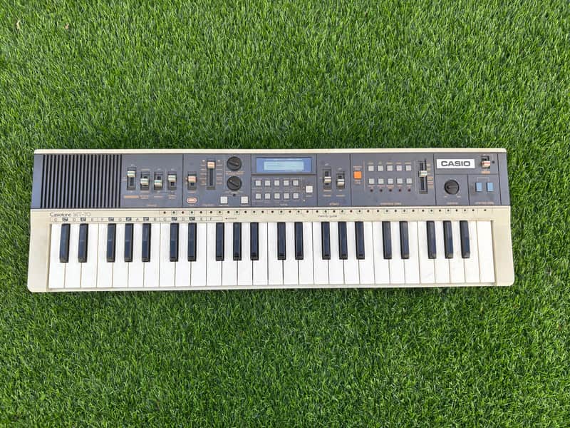 Casio MT-70 Casiotone 49-Key Synthesizer 1982 - 1984 - White / Black image 1