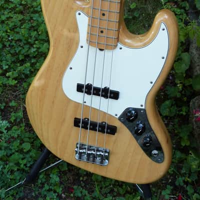 Fender Jazz Bass with hardshell fender case 2000 natural image 2