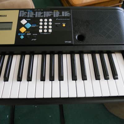 Yamaha YPT-220 61 Key Personal Keyboard with AC Adapter image 5