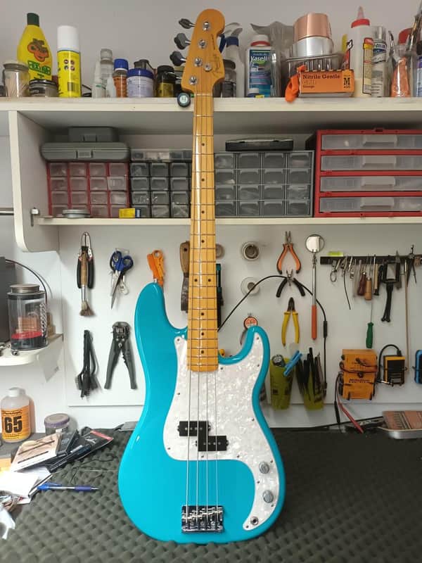 Fender American Professional II Precision Bass V with Maple Fretboard