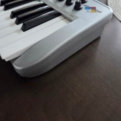 M-Audio Oxygen 8 25-Key MIDI Controller Keyboard 2002 - 2005 - Silver image 7