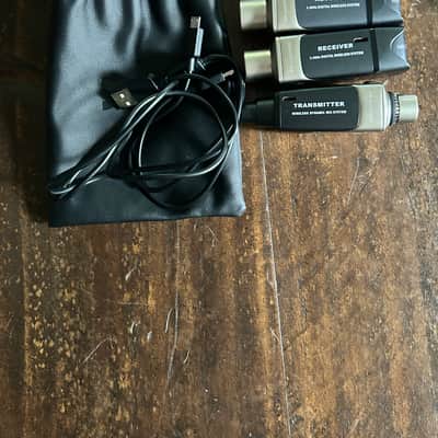 Xvive U3 Wireless Microphone System - Black two receivers one transmitter image 1