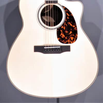 Larrivee LV-03RE Moon Spruce Top 2023 Natural w/Hardshell Case image 2