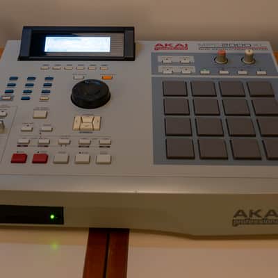 Akai MPC2000XL 32MB , 8 OUTS , FX CARD , SD CARD