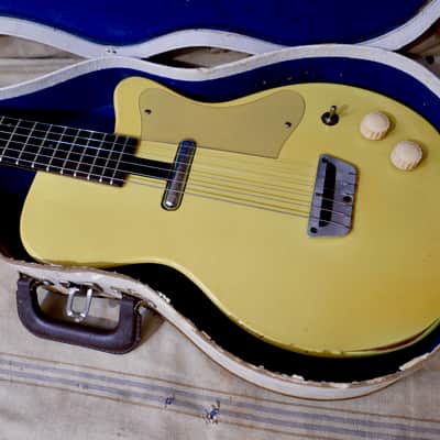 Silvertone Danelectro Model 1357 1955 - Yellow image 10