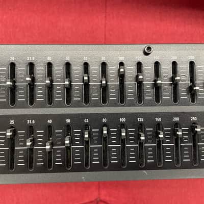 dbx 1231 Dual Channel 31-Band EQ - Black image 4
