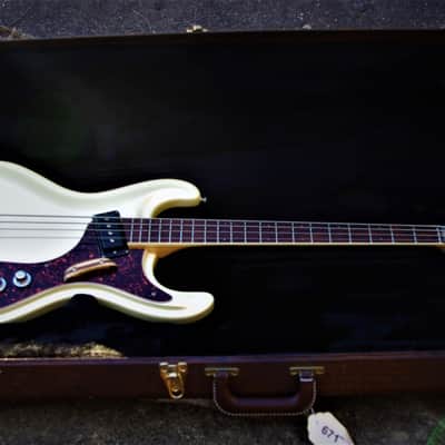 Mosrite VENTURES Bass 1991 White Pearl. The last guitar built by Semie Moseley. RAREST. Only one image 24