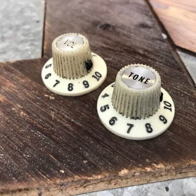 Real Life Relics Fender® Aged Off White 65 Jazzmaster® Knobs (Set of 2) (Fender® 0992086000   [DK1] image 2