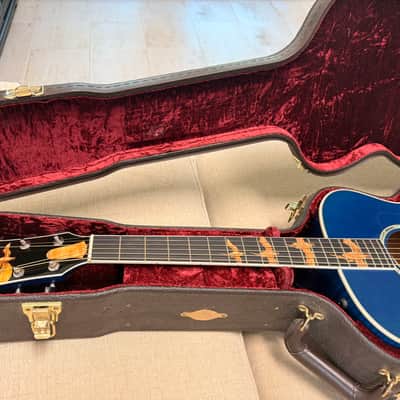 Taylor Custom Grand Auditorium 2011 - Custom Blue, Premium abalone rosette image 4
