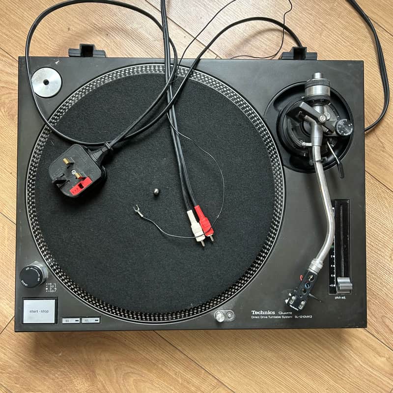 Technics SL-1210MK2 with M447 cartridge image 1