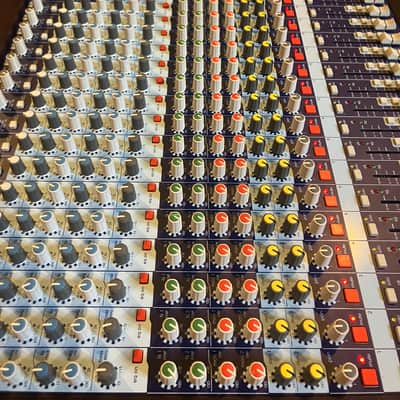 Midas Venice 320 32-Channel analog console WITH Anvil case image 2