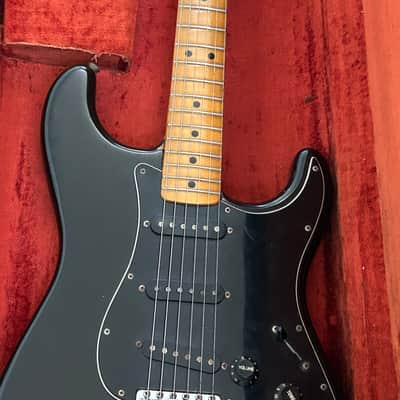 Fender Stratocaster with 3-Bolt Neck, Rosewood Fretboard 1977 - Black image 13