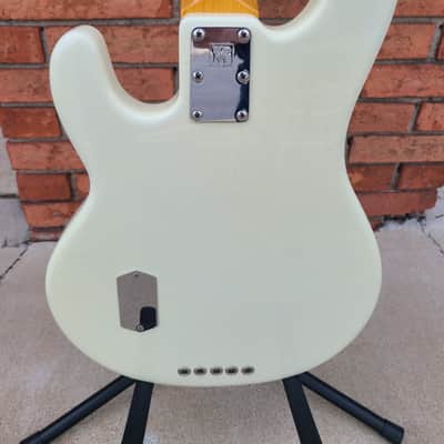 Ernie Ball Music Man Classic StingRay 5 White with Official Case image 7