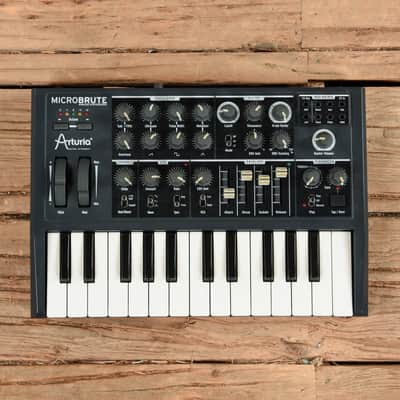Arturia MicroBrute compact ANALOG Synthesizer w. Sequencer & CV Patch-Points