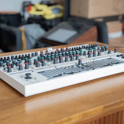 Elta Music Solar 42F (with case & all accessories) - White image 3