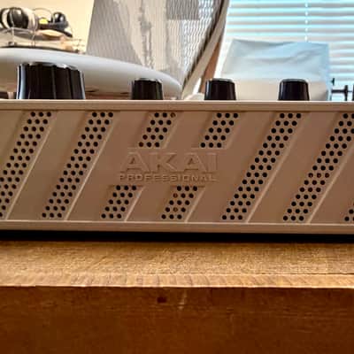 Akai MPC Live II Standalone Sampler / Sequencer Retro Edition 2020 - Present - Grey image 5