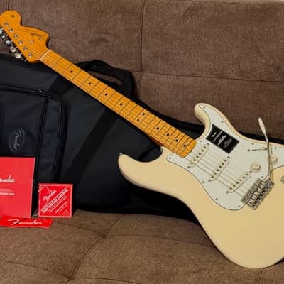 Fender Vintera III Late '60s Stratocaster with Fender Deluxe Gig Bag and Case Candy - 2025 Model in Olympic White image 2